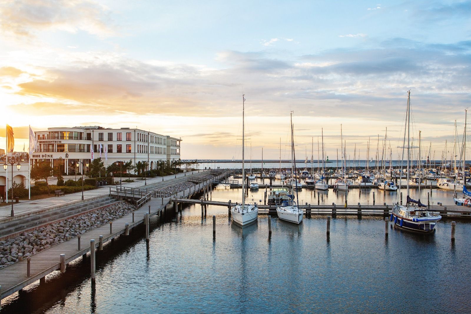 Yachthafen der Hohe Düne am Abend