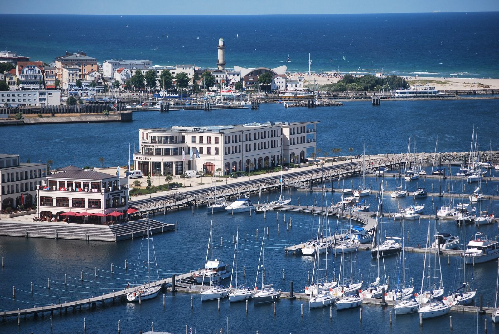 Die Yachthafenresidenz Hohe Düne mit Kongresszentrum am Hafen von Warnemünde, Blick auf die Ostsee