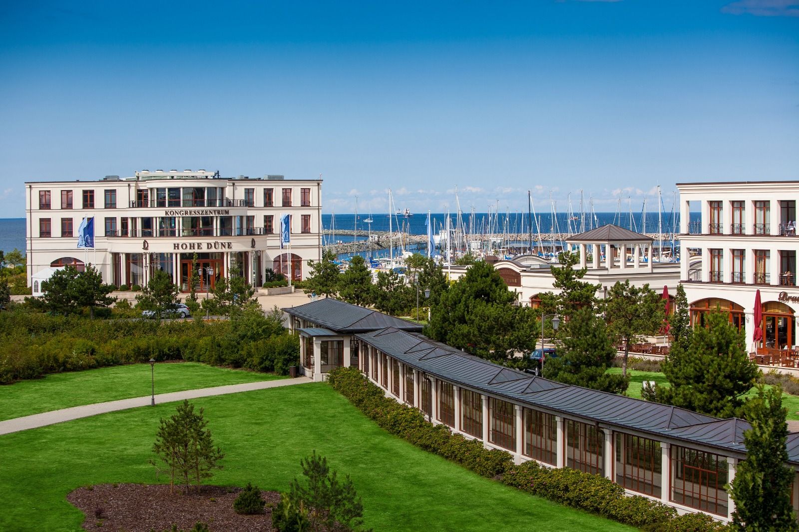 Kongresszentrum der Yachthafenresidenz Hohe Düne mit Park und Blick auf den Yachthafen
